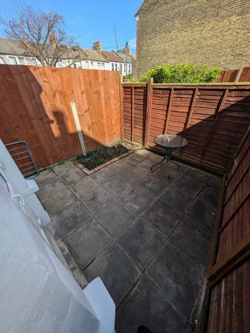 Room in a Shared House, Laleham Road, SE6 - Photo 5
