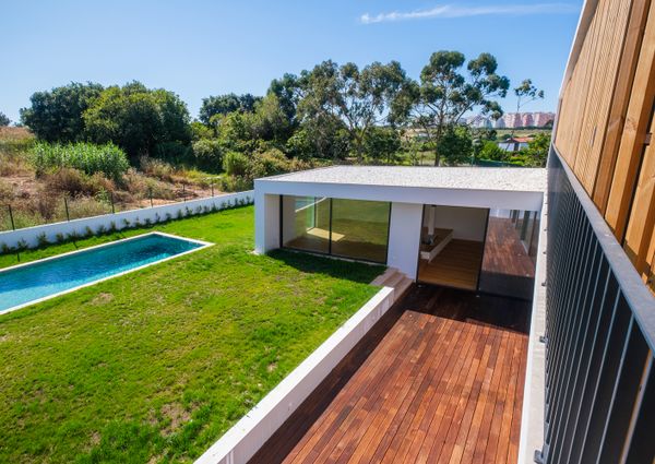 Moradia T6 de arquitetura moderna inserida no Golfe de Oeiras