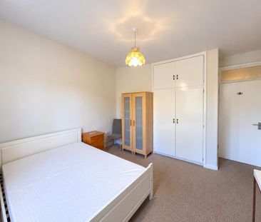 3 bedroom flat to rent - Photo 6
