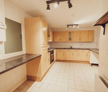 3 Bed Semi-detached House - Photo 3