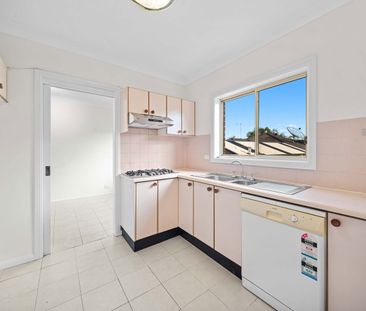 Modern Living in a Convenient Edensor Park Location - Photo 5