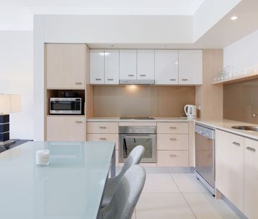 FULLY FURNISHED 1 BEDROOM APARTMENT- LOCATED CLOSE TO BOND UNI IN V... - Photo 6
