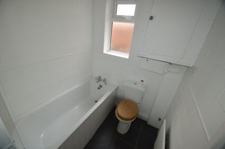 2 bedroom ground floor flat to rent - Photo 5