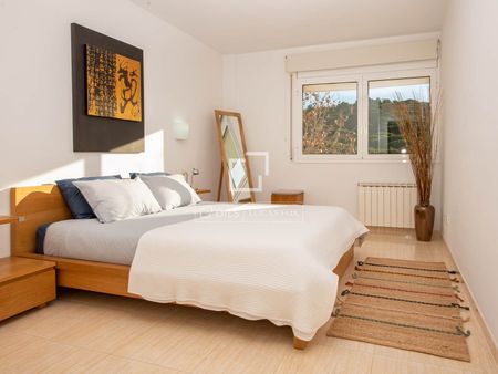 Stylish 3-bedroom apartment for rent in Platja d’Aro Marina, fully furnished with sea views - Photo 3