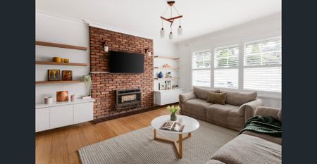 SENSATIONAL FAMILY HOME IN EAGLEMONT! - Photo 2