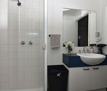 TWO BEDROOM GOUND FLOOR APARTMENT WITH COURTYARD - Photo 6