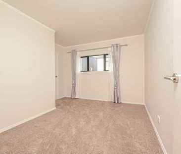 Modern Family Living in Great Neighbourhood - Photo 4