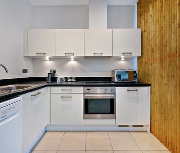 A studio apartment to let in Oswald Building, Chelsea Bridge Wharf,... - Photo 6