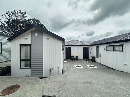 Spacious 2-Beds – Prime Location Opp Park! - Photo 3
