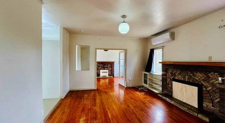 Newly Renovated 3-Bedroom Home with Spacious Y... - Photo 3