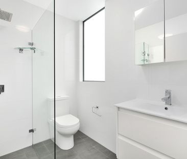 Split Level Apartment / Villa - ACCESS VIA FRAMPTON LANE - Photo 4