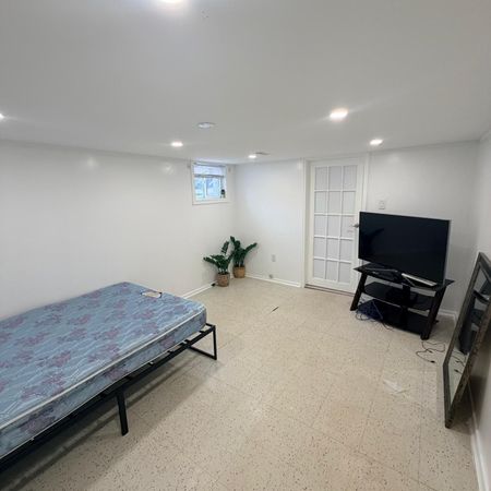 For Lease - 9 Keewatin Street, Oshawa, Ontario - Photo 5