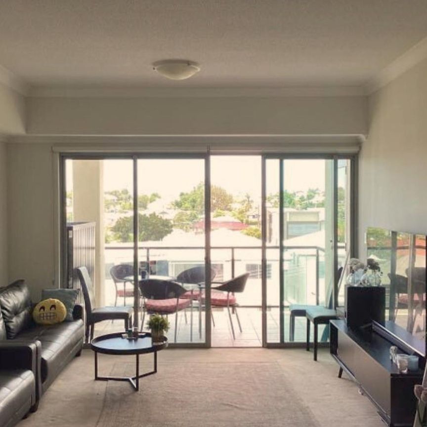 Fantastic Apartment in Fantastic Location! - Photo 1