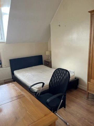 4 bedroom flat to rent - Photo 4