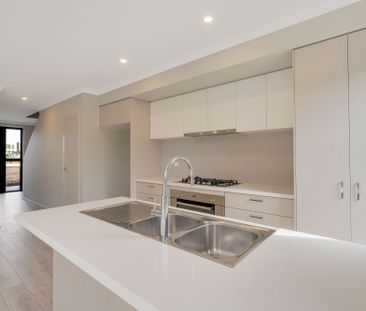 Brand New 4 bedroom townhouse overlooking large park! - Photo 6