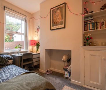 Cosy four bed on Dogfield Street - Photo 6
