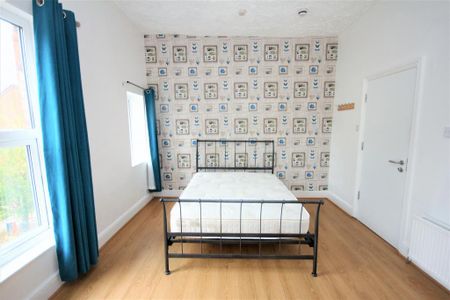 4 bedroom terraced house to rent - Photo 3