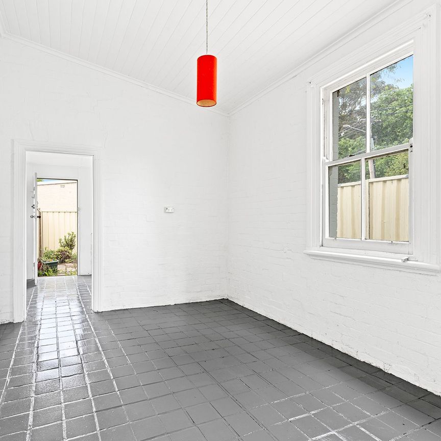 Charming 2 Bedroom Terrace - Photo 1