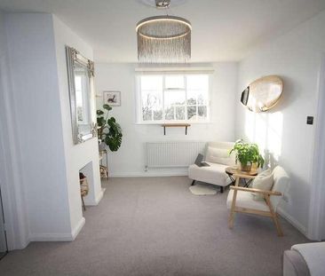 Park Lawn, Farnham Royal, SL2 - Photo 1