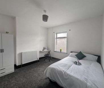 1 bedroom in a house share to rent - Photo 2