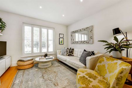 Substantial detached family home in the popular village of Datchet. - Photo 3