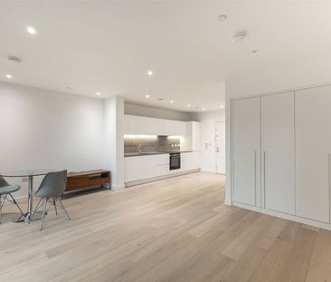 Rendal Way, London, E16 ground floor flat to rent - Photo 2