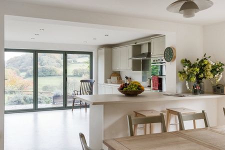 4 bedroom detached house to rent - Photo 2