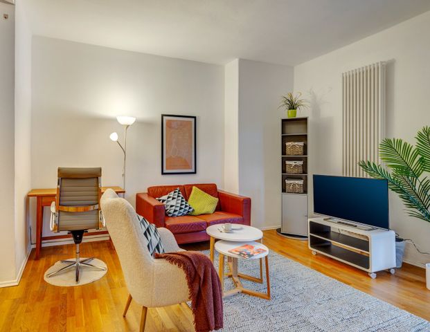 Quiet location in Giesing: Furnished 2-room period apartment - Photo 1