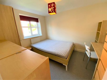 Semi-detached house to rent on - Photo 2