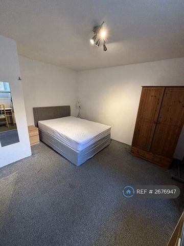 1 bedroom in a flat share to rent - Photo 5