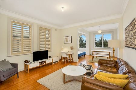 Oversized beachfront apartment with sweeping views - Photo 3