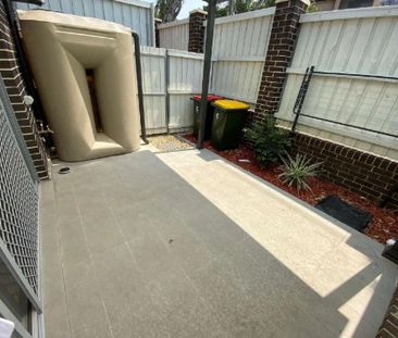 Modern 2-Bedroom Townhouse - Walk to Station, Shops & Schools!! - Photo 2