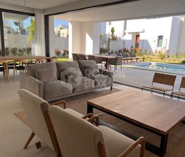 Luxurious 5-Bedroom Villa in Marbella East - Photo 1