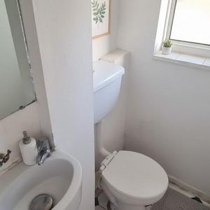 1 bedroom in a flat share to rent - Photo 3