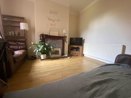 4 bedroom semi-detached house to rent - Photo 2
