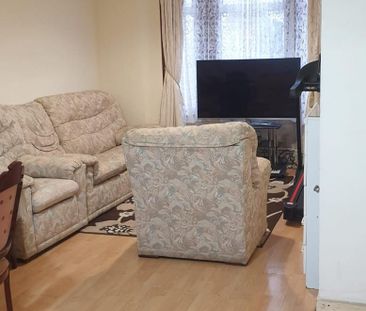 Three bedroom house seven king school catchement area- £2550 pcm - Photo 3