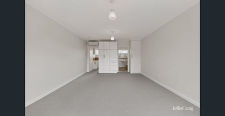 Fully Renovated Studio Apartment - Photo 4
