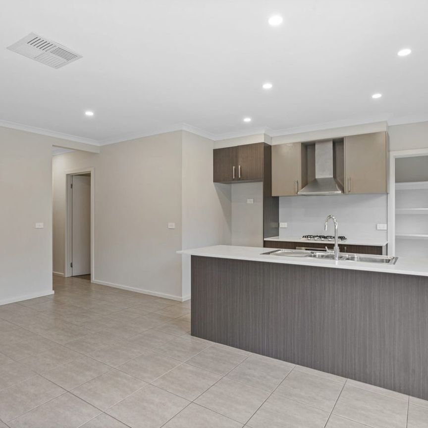 6 Peak Rd, Greenvale, Vic 3059 - Photo 1