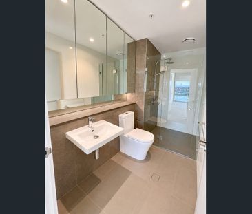 Luxurious 3-Bedroom Apartment with Uninterrupted Water Views in Rhodes Central - Photo 3