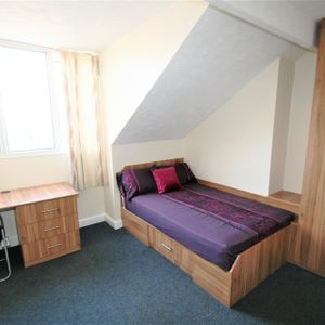 Flat 5, 207 HYDE PARK ROAD Leeds - LS6 1AH - Photo 2