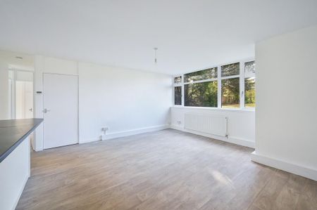 3 bedroom flat to rent - Photo 4