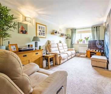 1 bed Upper Floor Flat for rent - Photo 3