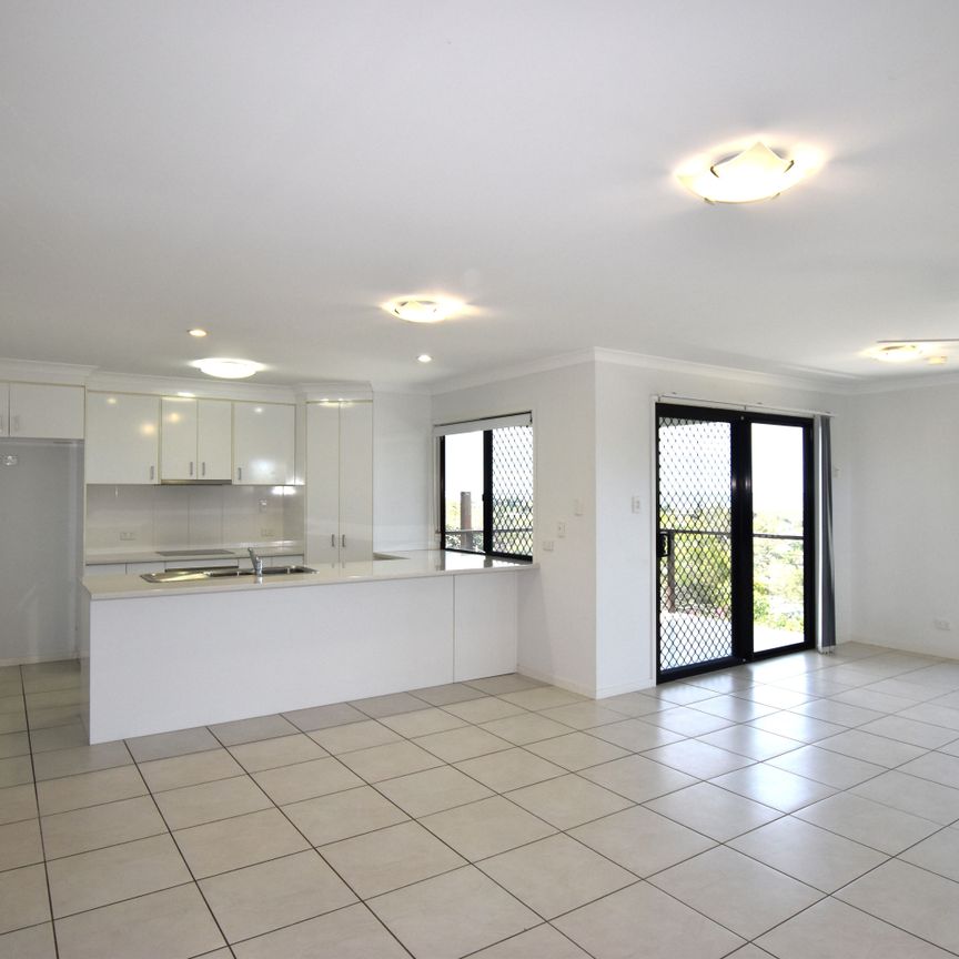 :: STUNNING 4 BEDROOM TOWNHOUSE, HARBOUR VIEWS, TWO LIVING AREAS, AND MORE! - Photo 1