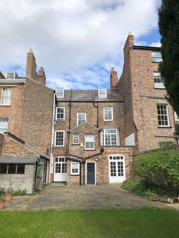 6 Bedroom Victorian mid terraced house in the centre of York - Photo 5