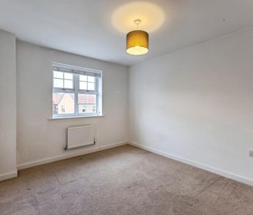 4 bedroom house to rent York Way, Northampton, Northamptonshire, NN5 - Photo 3
