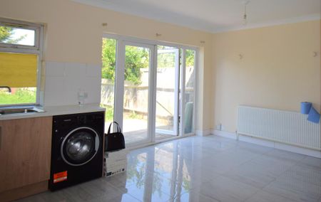 4 bedroom semi-detached house to rent - Photo 5