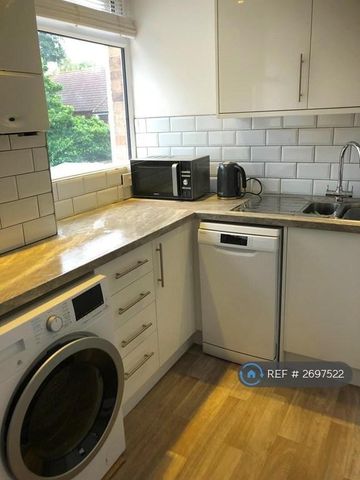 1 bedroom in a house share to rent - Photo 3