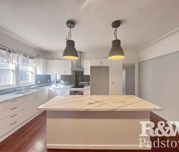 Spacious and Stylish Family Living in a Quiet Street - Photo 5