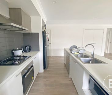 MODERN 4 BEDROOM HOME - Photo 4