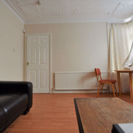 4 bedroom House in Langdale Avenue, Leeds - Photo 1